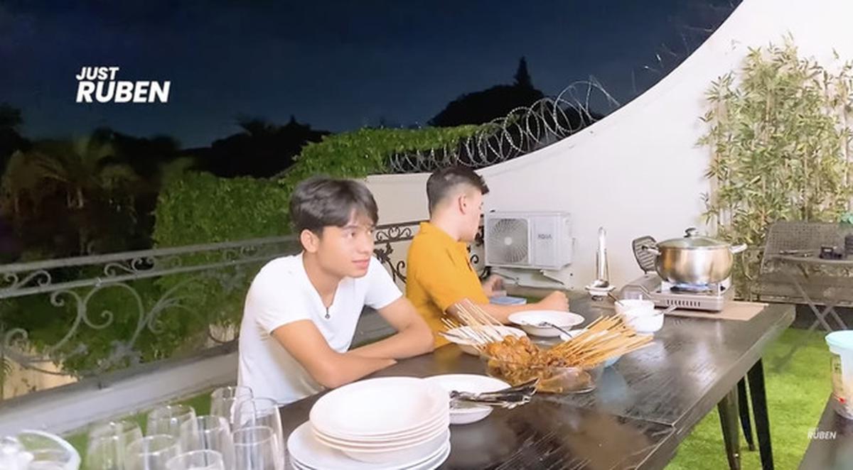 6 Potret Balkon Rumah Ruben Onsu Desain Semi Terbuka, Spot Favorit Kumpul Keluarga