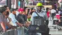 Mantan bek Arema, Thierry Gathuessi, saat di bandara menjalani laga tandang. (Bola.com/Iwan Setiawan)