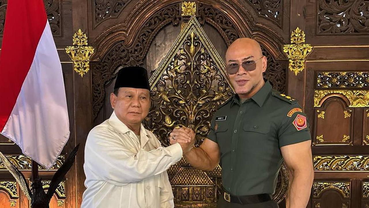 Deddy Corbuzier, seorang selebriti Indonesia, diberi pangkat Letnan Kolonel Tituler TNI Angkatan Darat dari Menteri Pertahanan Prabowo Subianto.