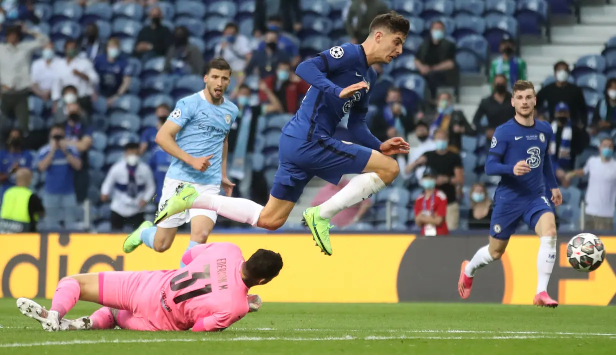 Final musim 2020/2021. Dua tim Inggris kembali bertemu di laga final Liga Champions musim 2020/2021 dan menjadi edisi ketiga All English Final di partai puncak kompetisi tertinggi Benua Biru. Manchester City dan Chelsea bertemu di Estadio do Dragao, Porto, Portugal (29/5/2021). Laga akhirnya dimenangkan Chelsea dengan skor 1-0 melalui gol tunggal Kai Havertz di menit ke-42. (AFP/Pool/Carl Recine)