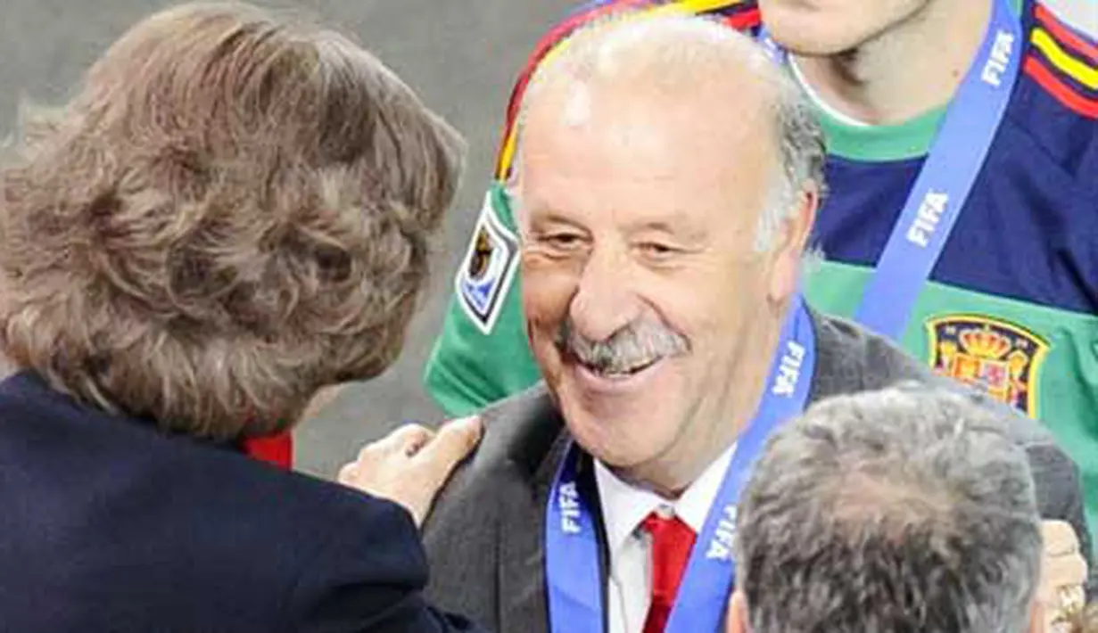 Pelatih Spanyol Vicente Del Bosque (kanan) mendapat selamat dari Ratu Sofia di saat upacara pemberian trofi PD 2010 di Soccer City, Johannesburg, 11 Juli 2010. Spanyol juara. AFP PHOTO / STEPHANE DE SAKUTIN 