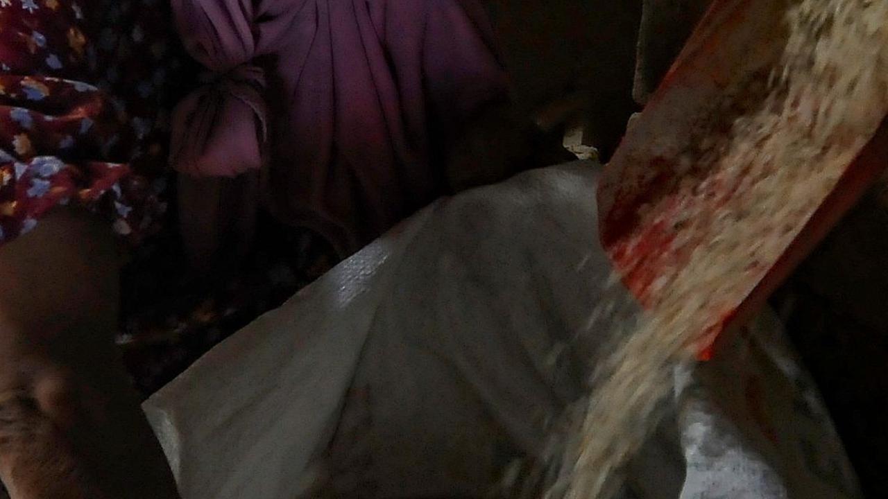 Warga melakukan penggilingan padi di kawasan Ciampea. Kenaikan ini disebabkan pasokan gabah dari petani terbatas akibat panen padi menurun. Foto: merdeka.com / Arie Basuki<br>