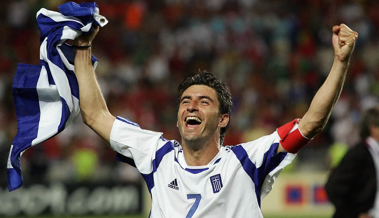 Theodoros Zagorakis. Bersama Timnas Yunani, ia yang menjabat kapten tim berhasil membuat kejutan dengan menjuarai Euro 2004 dan meraih gelar pemain terbaik. Alhasil, ia hanya menempati posisi kelima. Gelar Ballon d'Or 2004 jatuh ke tangan bintang AC Milan, Andriy Shevchenko. (AFP/Javier Soriano)