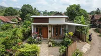 Inspirasi Rumah Desa Sederhana dengan Taman Kecil (AI Generated)
