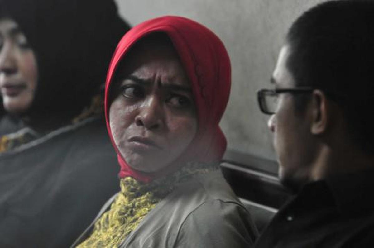 Senyum Wa Ode saat jalani sidang perdana