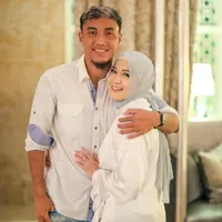 Gunawan Minggu (19/11) menjawab terkait rumah tangganya. Gunawan mengaku sebelum ada isu orang ketiga, rumah tangganya dengan Okie memang sudah tidak harmonis. Bahkan, keretakan rumah tangganya sudah berlangsung selama 2 tahun. [Instagram/gunawandwicahyo13]