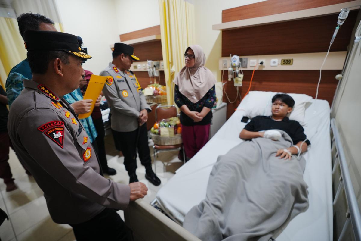 Kapolri Listyo Sigit Kunjungi Korban Ledakan SMAN 72 di RSI Cempaka Putih