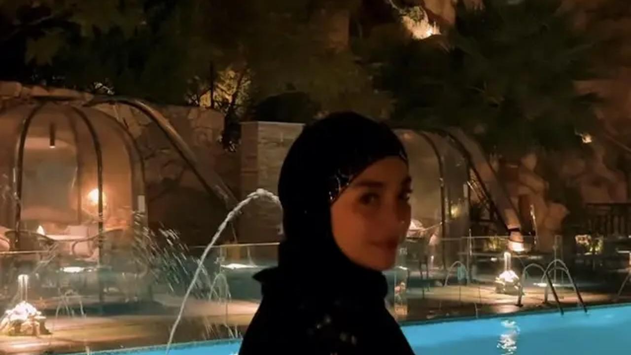 Tampilan Serba Hitam Celine Evangelista saat Umrah Setelah Mualaf. [@celine_evangelista]