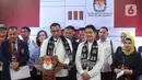 Pasangan dari jalur independen di Pemilihan Gubernur DKI Jakarta, Dharma Pongrekun-Kun Wardana ini resmi mendaftar ke Komisi Pemilihan Umum (KPU) Provinsi Jakarta,  Kamis (29/8/2024) malam. (Liputan6.com/Angga Yuniar)