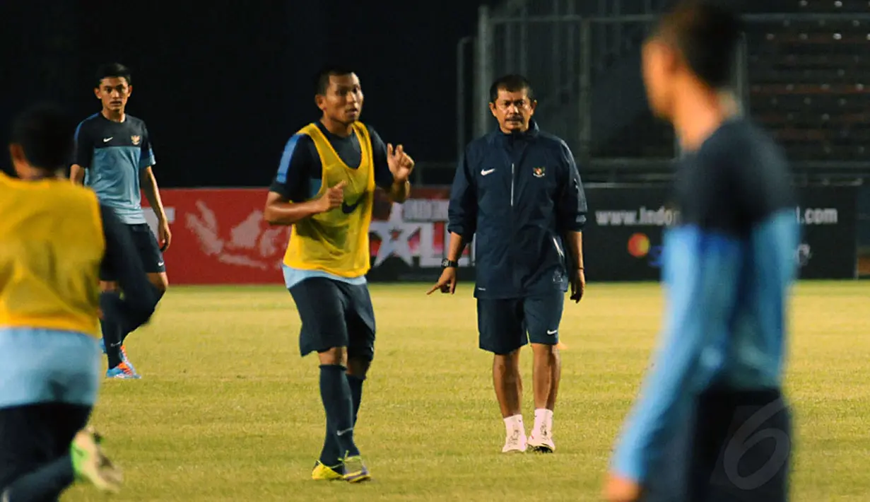 Sikap keras dan tegas seringkali diperlihatkan Indra Sjafri, pelatih Timnas Indonesia U-19 yang pernah bermain untuk PSP Padang di era 1980-an, kepada anak didiknya yang kurang memahami instruksi, (6/5/2014). (Liputan6.com/Helmi Fithriansyah)