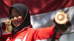Diananda Choirunisa juga menyabet emas bersama rekannya Riau Ega Agatha yang turun pada nomor mixed team recurve di Kuala Lumpur, Malaysia. (Bola.com/Peksi Cahyo)