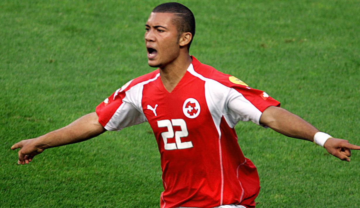 Johan Vonlanthen yang telah pensiun pada 2018, menjadi pencetak gol termuda Timnas Swiss di ajang Euro. Dalam usia 18 tahun, 4 bulan dan 20 hari ia mampu mencetak gol ke gawang Prancis pada matchday ketiga Grup B Euro 2004 (21/6/2004) yang berakhir dengan kekalahan 1-3. Selain Euro 2004, ia juga menjadi bagian Timnas Swiss pada Euro 2008. Ia mengoleksi total 5 caps dalam dua edisi Euro dengan torehan satu gol. (AFP/Janek Skarzynski)