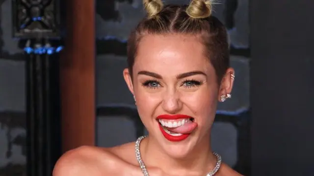 Lidah Miley Cyrus 2