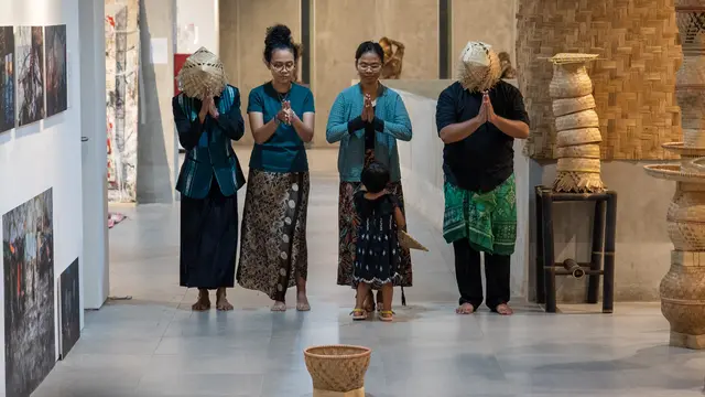 Seniman asal Padang, Sumatera Barat (Sumbar) Anisa Nabilla Khairo mempersembahkan sebuah instalasi yang unik berjudul 'Alam Takambang Jadi Guru' pada gelaran Jakarta Biennale 2024.