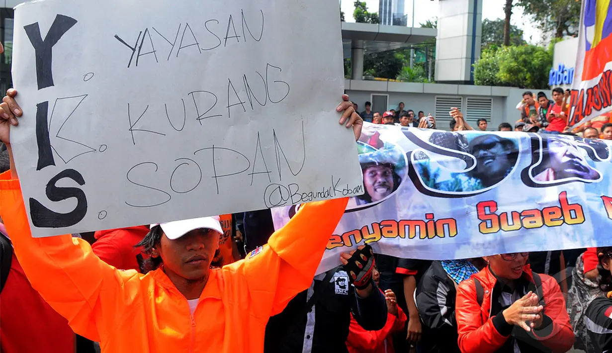 Ratusan massa fans Benyamin Sueb membawa berbagai macam spanduk yang berisi kecaman kepada acara YKS, Jakarta, Selasa (24/06/2014) (Liputan6.com/Faisal R Syam)