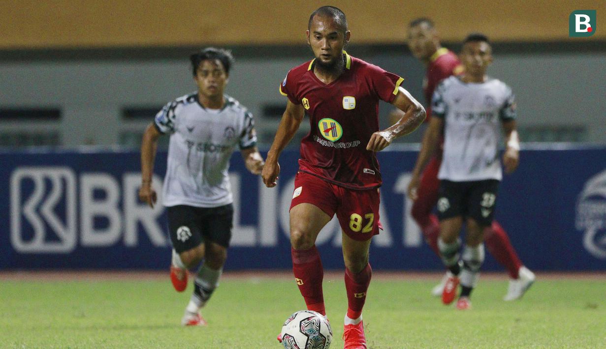 Pemain Barito Putera, Beni Oktovianto menggiring bola saat melawan Persikabo 1973 dalam laga pekan ke-4 BRI Liga 1 2021/2022 di Stadion Wibawa Mukti, Cikarang, Kamis (23/9/2021). Barito Putera kalah 0-3. (Bola.com/M Iqbal Ichsan)