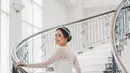 Lady Nayoan tampil memesona dalam balutan gaun pengantin berwarna putih dari @wusisters.collection. [Foto: IG/@kairos_works/@byantonius]