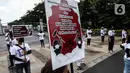 Aktivis yang tergabung dalam Serikat Buruh Migran Indonesia (SBMI) melakukan aksi damai di Kawasan Monas, Jakarta Pusat, Minggu (13/3/2022). Aksi ini merupakan bentuk protes kepada pemerintah dan perusahaan kerena telah bertindak tidak adil kepada para pekerja perempuan. (Liputan6.com/Johan Tallo)