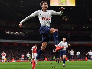 Gelandang Tottenham, Dele Alli, merayakan gol yang dicetaknya ke gawang Arsenal pada laga perempat final Piala Liga di Stadion Emirates, London, Rabu (19/12). Arsenal kalah 0-2 dari Tottenham. (AFP/Ben Stansall)