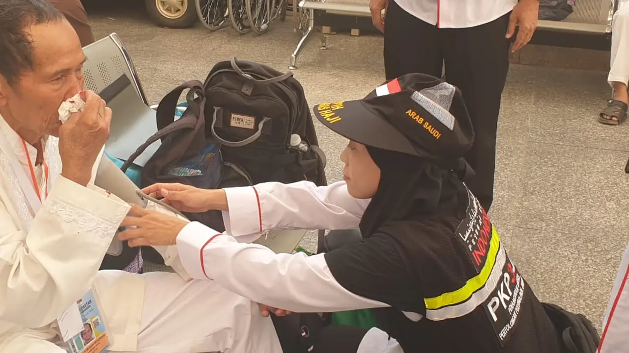 Petugas yang tergabung dalam tim Penanganan Krisis dan Pertolongan Pertama Pada Jemaah Haji (PKP3JH) sedang menangani jemaah haji yang membutuhkan pertolongan. (Nafiysul Qodar/Liputan6.com)
