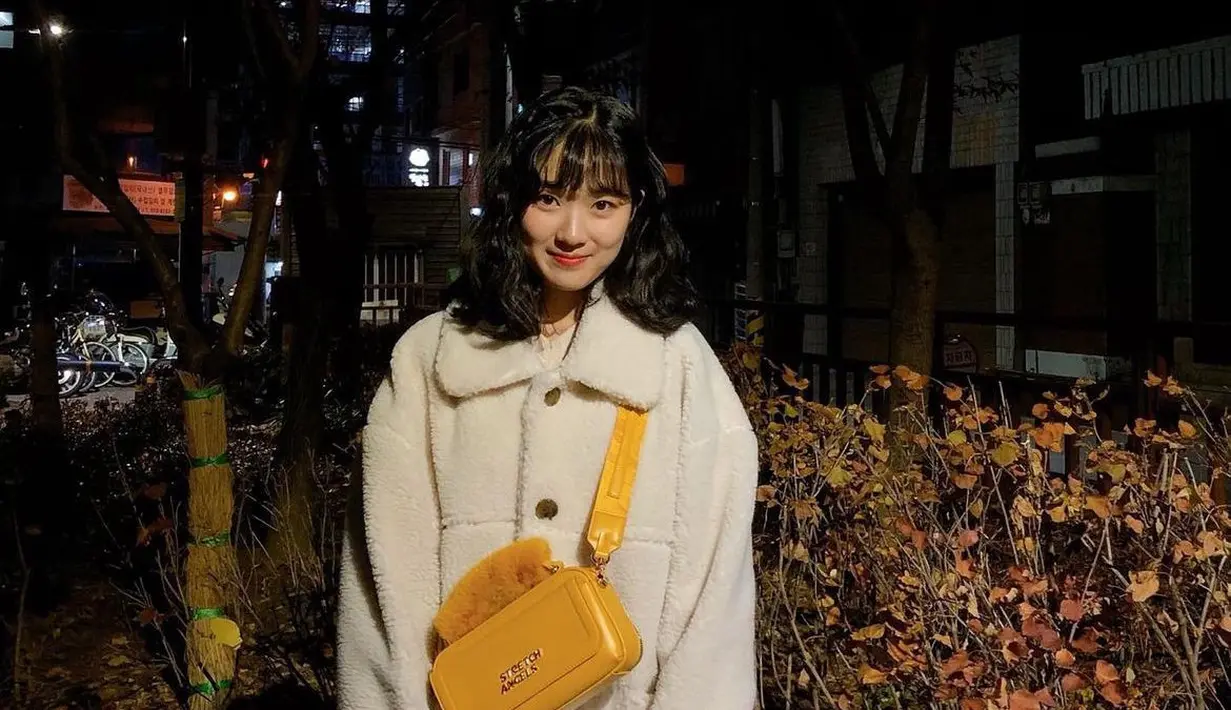 <p>&nbsp;Kim Hye Yoon dengan gaya rambut curly memakai jaket berbulu tebal. (Dok: IG @hye_yoon1110 <a href="https://www.instagram.com/p/B5c2QEsH34t/?igsh=ejdzZWNjeGJxY2xi">https://www.instagram.com/p/B5c2QEsH34t/?igsh=ejdzZWNjeGJxY2xi</a>)</p>