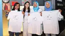 Tak lupa, Cut Syfa pun memberkan tanda tangan di kaus untuk para penggemarnya. (Bambang E. Ros/Bintang.com)