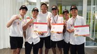 Lima pembalap muda Indonesia bersama Valentino Rossi. (Istimewa)