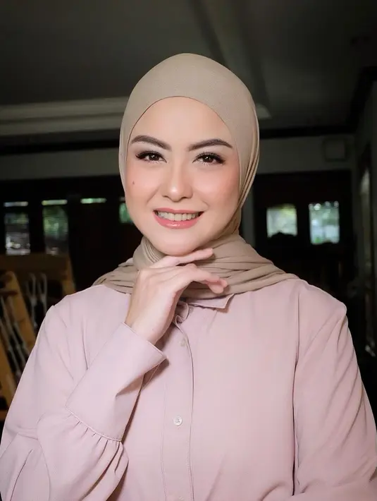 Revalina Temat tampil memesona dengan makeup flawless yang tak tampak berlebihan di kulit putihnya. [Foto: Instagram/yayihanoum]