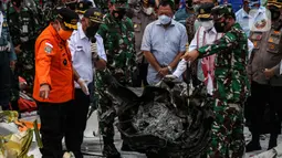 Panglima TNI Marsekal Hadi Tjahjanto bersama Menhub Budi Karya Sumadi mengecek serpihan pesawat Sriwijaya Air  SJ 182 di JICT Tanjung Priok, Jakarta Utara, Selasa (12/1/2020). Sriwijaya Air SJ 182 jatuh di perairan Kepulauan Seribu Sabtu (9/1) petang. (Liputan6.com/Johan Tallo)