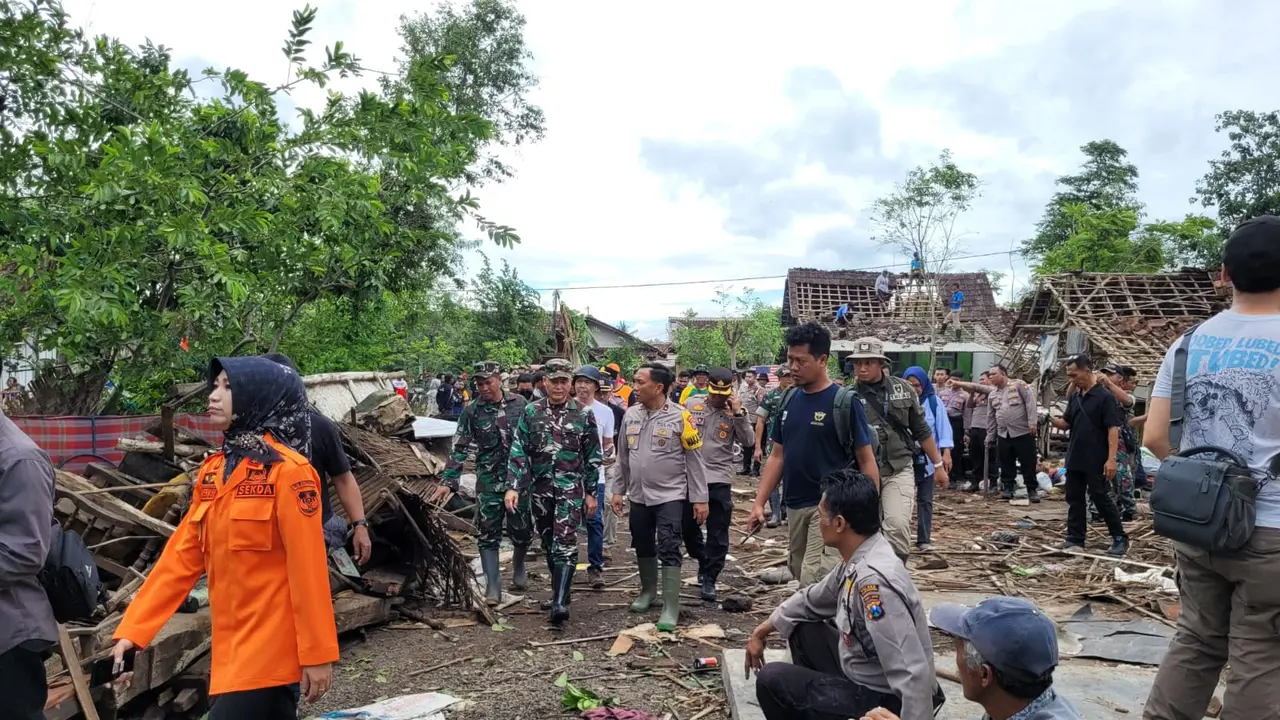 Tim gabungan yang terdiri dari TNI/Polri, BPBD dan sejumlah relawan melakukan asesmen dan pendataan terhadap korban angin puting beliung di Kabupaten Bondowoso (Istimewa)