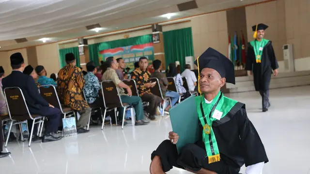 Perjuangan Panjang Wisudawan Bersandal Jepit Menjadi Sarjana