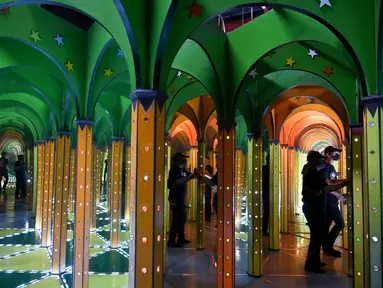Orang-orang mengunjungi museum 3D di Jakarta, Minggu (7/11/2021). Museum 3D tersebut dibuka kembali setelah pelonggaran pembatasan Covid-19. (AFP/Adek Berry)