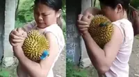 Belah Durian dengan Tangan Kosong, Aksi Wanita Ini Viral