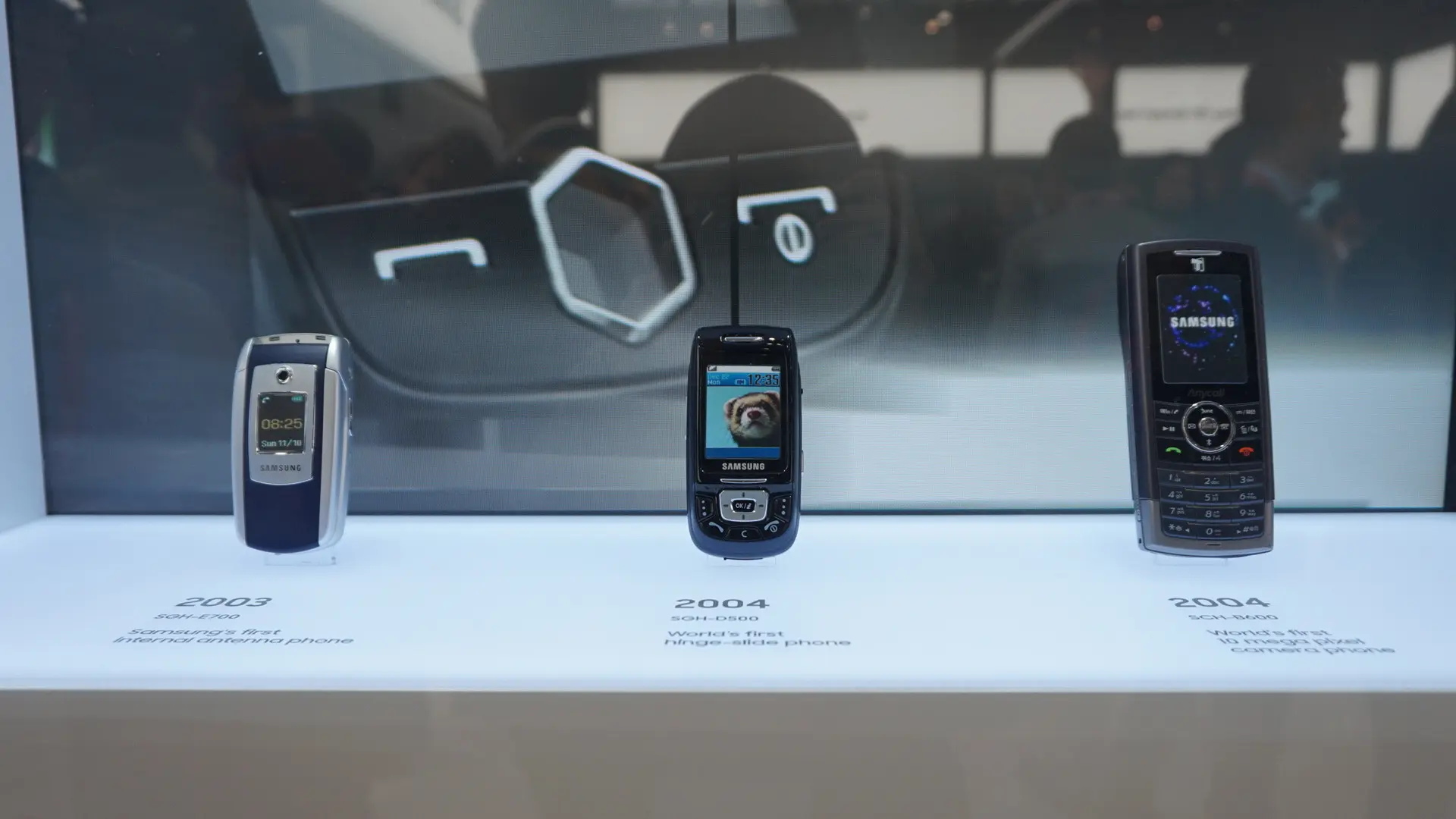 Samsung juga memamerkan smartphones lawasnya yang memiliki nilai sejarah untuk perusahaan di gelaran MWC 2018. (Liputan6.com/ Agustin Setyo W)