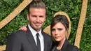 Penampilan serasi pasangan David dan Victoria Beckham dalam balutan tuksedo saat menghadiri British Fashion Awards, di London, Senin (23/11). (dailymail.co.uk)