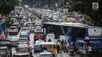 Kendaraan terjebak kemacetan di kawasan Medan Merdeka Timur, Jakarta, Kamis (21/2). Kemacetan terjadi akibat pengalihan arus lalu lintas terkait Malam Munajat 212 di Monas. (Liputan6.com/Faizal Fanani)