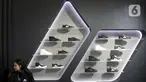 Pengunjung mengamati produk sepatu saat gelaran Jakarta Sneaker Day di Jakarta Convention Center (JCC), Senayan, Jakarta, Jumat (14/2/2025). (Liputan6.com/Herman Zakharia)