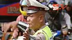 Kepadatan lalu lintas, bisingnya klakson kendaraan, dan polusi udara, adalah makanan sehari-hari pria berusia 53 tahun itu. Delapan jam sehari, polisi itu mengatur lalu lintas di Kawasan Slipi, Jakarta Barat.