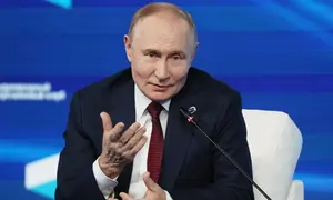 Presiden Rusia Vladimir Putin dalam pertemuan dengan para pakar kebijakan luar negeri di Klub Diskusi Valdai, di resor Laut Hitam Sochi, Rusia, Kamis, (2/10/2025). (Dok. Mikhail Metzel, Sputnik, Foto Pool Kremlin via AP)
