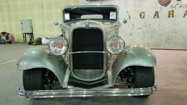 Replika Ford lansiran 1932 di kustom bergaya Hot Rod