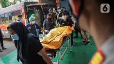Petugas menurunkan kantong jenazah korban kebakaran Lapas Kelas I Tangerang dari ambulans di RS Polri Kramat Jati, Jakarta, Rabu (8/9/2021). Sebanyak 41 warga binaan tewas akibat kebakaran yang terjadi di Blok C 2 Lapas Kelas I Tangerang. (Liputan6.com/Faizal Fanani)