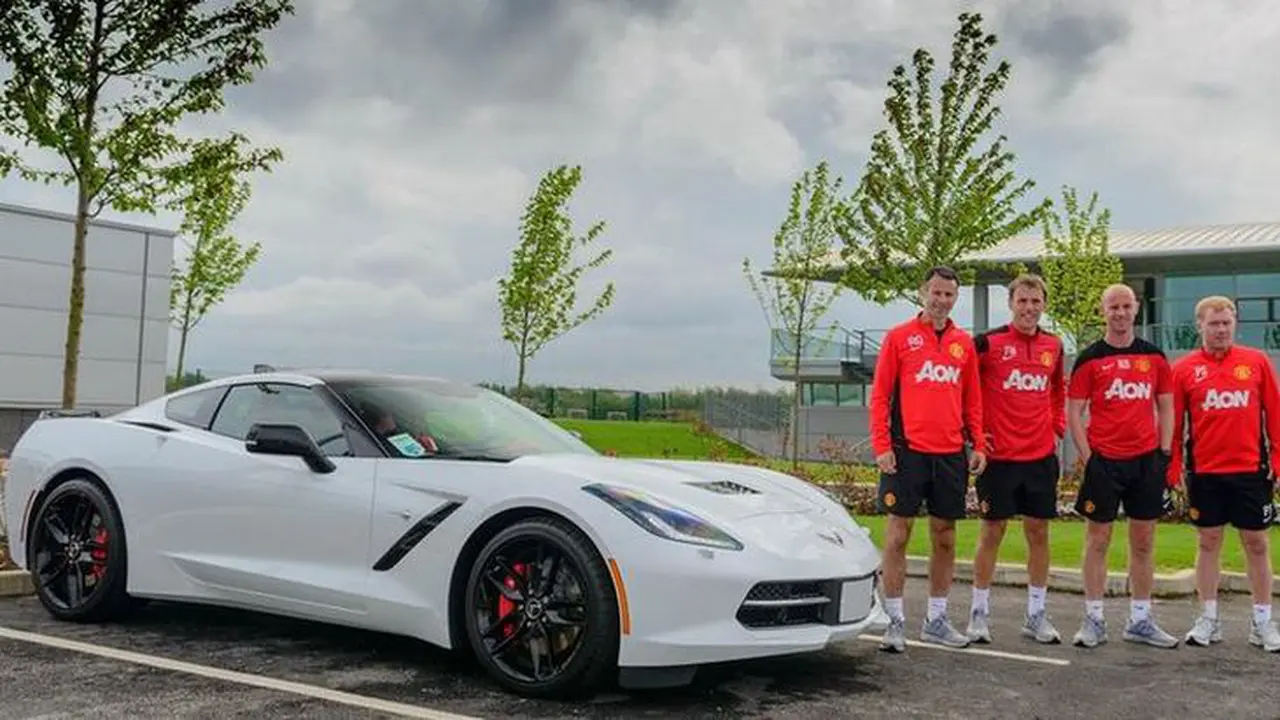 Legenda Hidup Manchester United Dapa Kado Sportcar Eksklusif