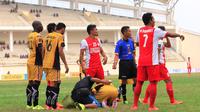 Seperti terlihat di foto, kabut asap menyelimuti pertandingan Mitra Kukar vs PSM, Sabtu (19/9/2015), di Stadion Aji Imbut, Tenggarong. (Bola.com/M. Ridwan) 