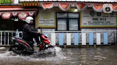 Pengendara motor melewati jalan Bangun Nusa Raya di kawasan Cengkareng, Jakarta Barat, Kamis (30/1/2025). (Magang/Liputan6.com/Muhammad Rizal)