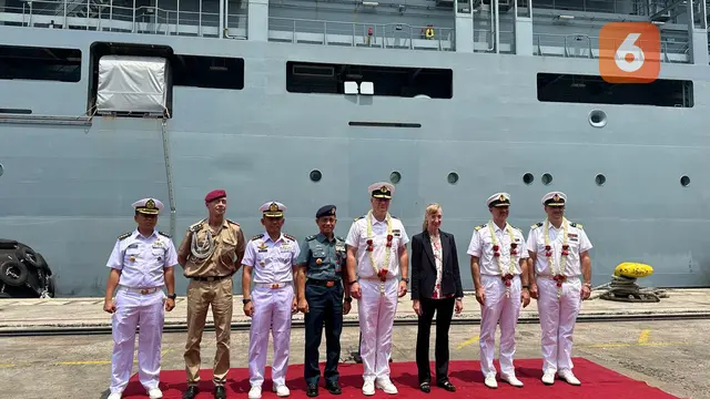 Kapal Jerman berlabuh di Indonesia dalam misi Indo-Pacific Deployment 2024 di Pelabuhan Tanjung Priok, Kamis (26/9/2024). (Liputan6.com/Benedikta Miranti)
