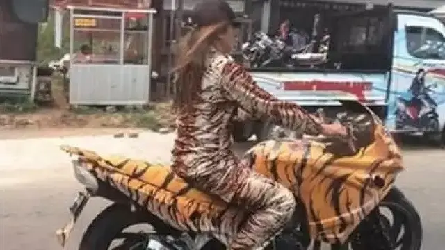 6 Potret Totalitas Pengendara Pakai Baju Warna Sama Kayak Motor Ini Kocak