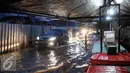 Banjir melanda jalan di kawasan Fatmawati, Jakarta, Minggu (24/7). Buruknya drainase di sejumlah kawasan ibu kota sering kali menyebabkan genangan air setinggi 20-50cm usai hujan mengguyur Jakarta. (Liputan6.com/Helmi Afandi)