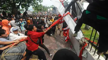 Massa pengunjuk rasa penolak Revisi Undang-undang Pemilihan Kepala Daerah (UU Pilkada) berhasil menjebol pagar gedung DPR di Kompleks Parlemen, Jakarta, Kamis (22/8/2024). (merdeka.com/Arie Basuki)