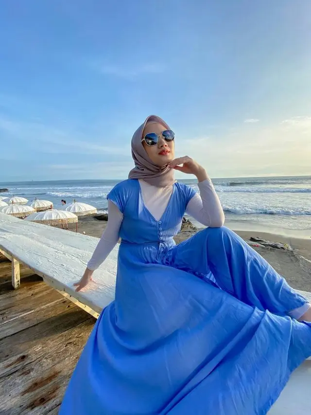 9 Inspirasi Outfit Hijab ke Pantai, Simple dan Modis