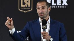 Bek Giorgio Chiellini memberikan keterangan saat diperkenalkan sebagai pemain Los Angeles FC selama konferensi pers di Stadion Banc of California di Los Angeles, California (29/6/2022). (Kevork Djansezian/Getty Images/AFP)